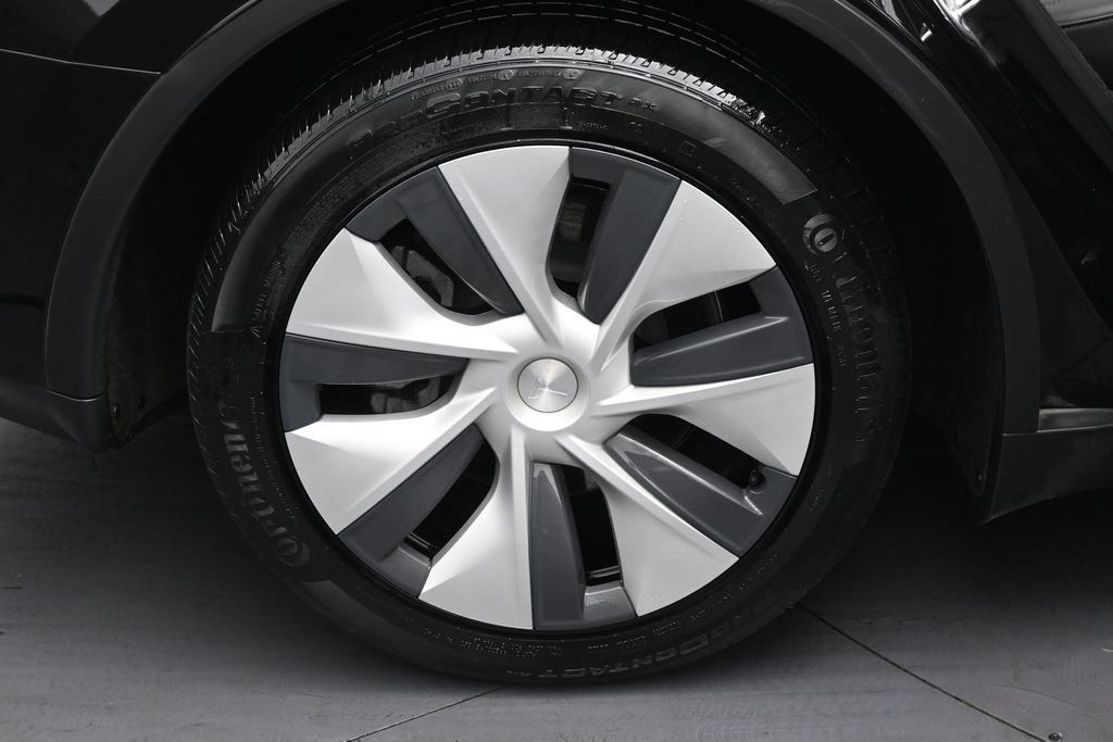 Used 2023 Tesla Model Y 2WD image 34