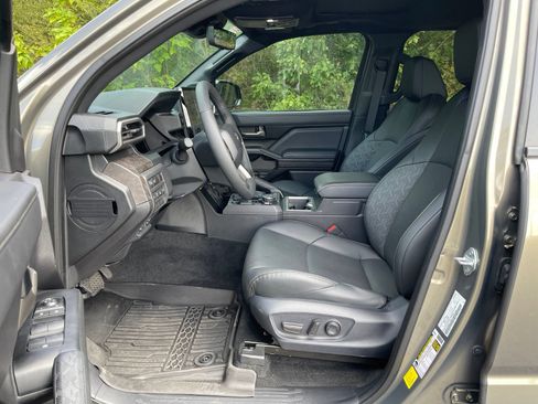 Used 2024 Toyota Tacoma Limited w/ Limited Package (LT) AWD/4WD image 19