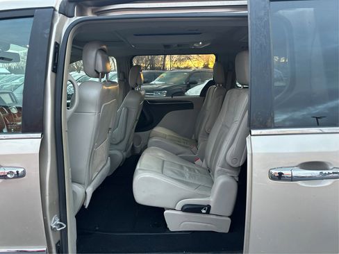 Used 2015 Chrysler Town & Country Limited Platinum FWD image 11