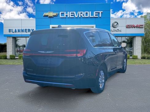 Used 2024 Chrysler Pacifica Touring-L FWD image 5