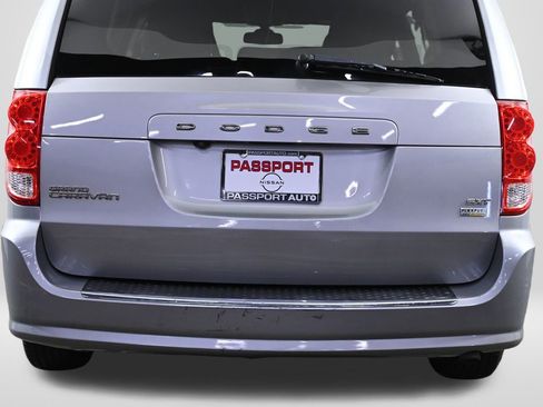 Used 2019 Dodge Grand Caravan SXT image 9