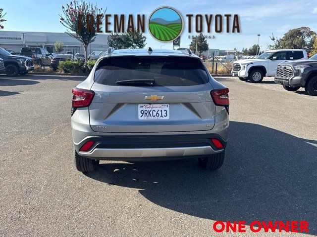 Used 2025 Chevrolet Trax LT FWD image 6