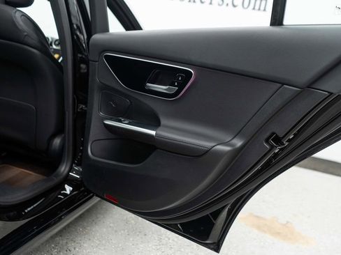 Used 2025 Mercedes-Benz C 300 4MATIC Sedan image 32