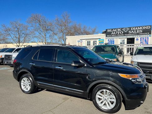 Used 2013 Ford Explorer XLT image 2