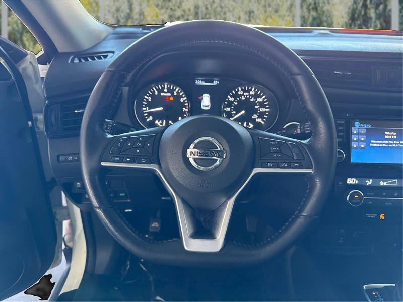 Used 2017 Nissan Rogue SV w/ SV Premium Package AWD/4WD image 18