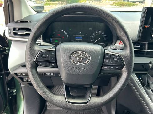 Used 2025 Toyota Sienna LE FWD image 10