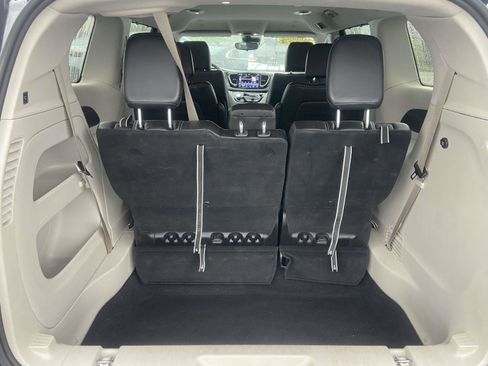 Used 2024 Chrysler Pacifica Touring-L image 12