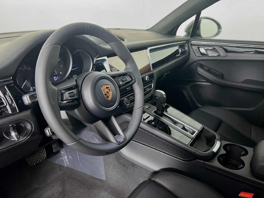 Certified 2026 Porsche Macan AWD/4WD image 4