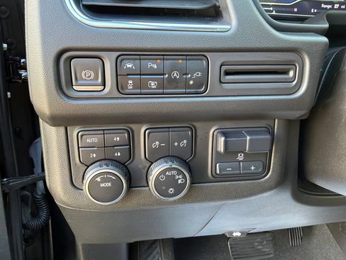 Used 2022 Chevrolet Suburban LT w/ LT Signature Package AWD/4WD image 16