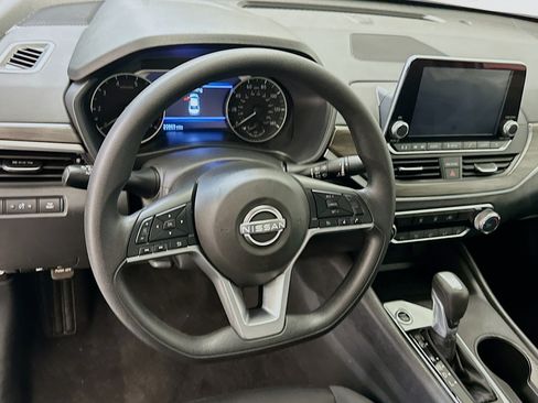 Used 2025 Nissan Altima 2.5 SV FWD image 18