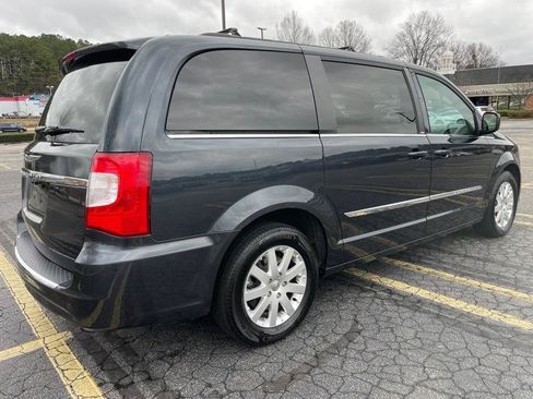 Used 2014 Chrysler Town & Country Touring image 5
