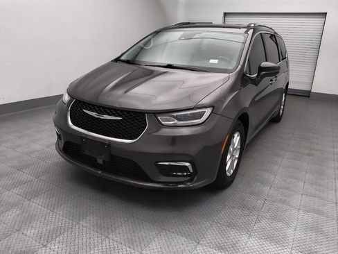 Used 2021 Chrysler Pacifica Touring-L FWD image 15