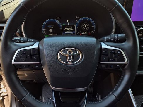 Certified 2024 Toyota Highlander Limited AWD/4WD image 13