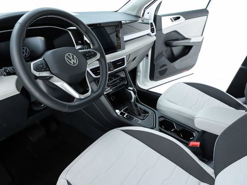 New 2026 Volkswagen Taos SE image 19