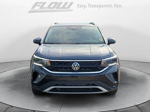 Certified 2022 Volkswagen Taos SE w/ Panoramic Sunroof Package AWD/4WD image 3