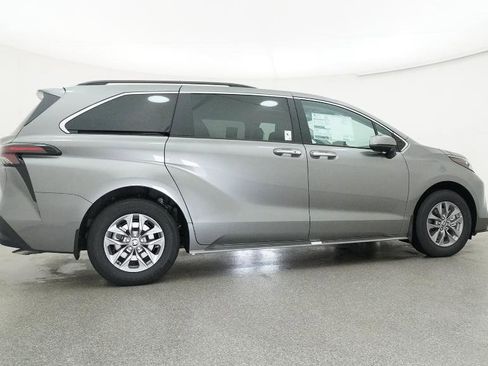 New 2026 Toyota Sienna XLE image 29