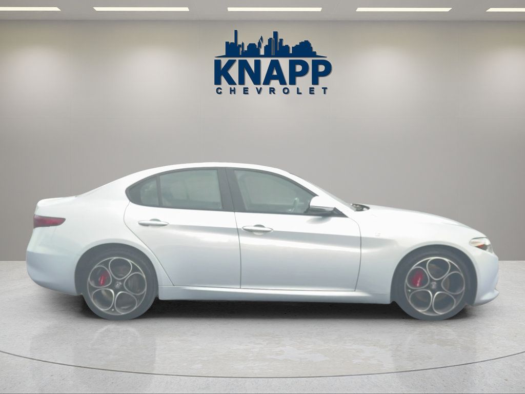 Used 2022 Alfa Romeo Giulia Ti AWD/4WD image 6