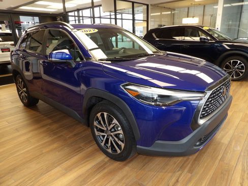 Used 2022 Toyota Corolla Cross XLE image 3