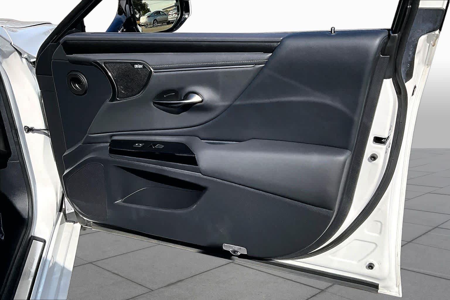 Used 2024 Lexus ES 300h w/ Luxury Package FWD image 22
