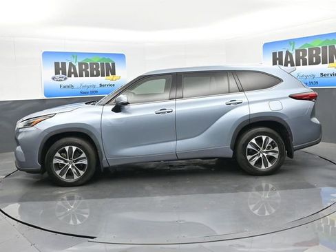 Used 2021 Toyota Highlander XLE AWD/4WD image 2