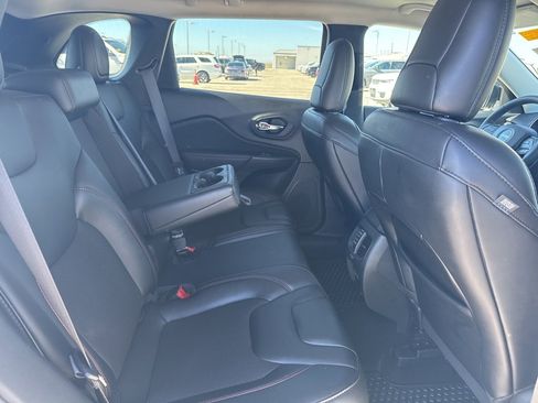 Used 2022 Jeep Cherokee Trailhawk image 12