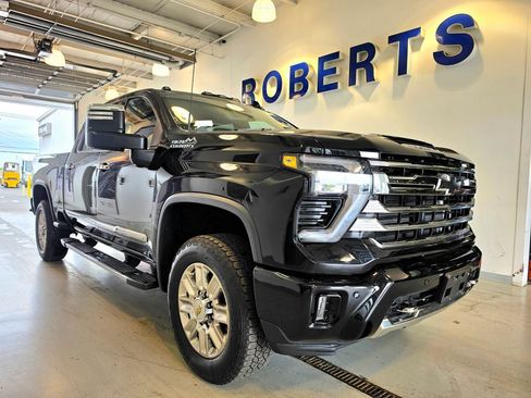 Used 2024 Chevrolet Silverado 2500 High Country w/ High Country Premium Package AWD/4WD image 2