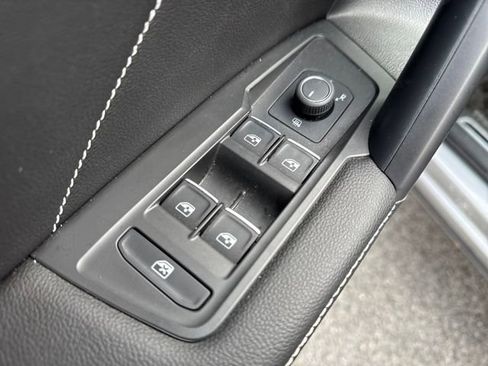 Used 2022 Volkswagen Tiguan SE R-Line image 16