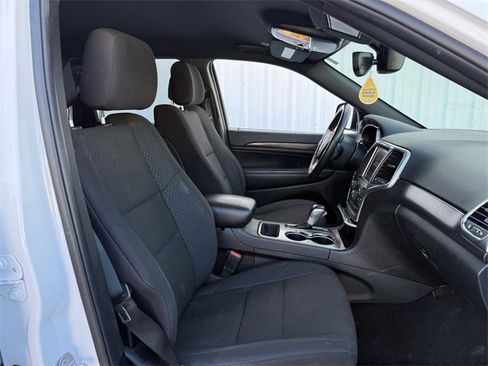 Used 2018 Jeep Grand Cherokee Laredo image 25