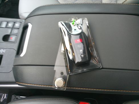 Used 2023 Toyota Highlander Bronze Edition image 38