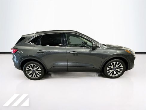 Used 2020 Ford Escape Titanium image 4