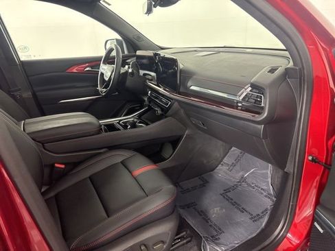 Used 2025 Chevrolet Traverse RS image 17