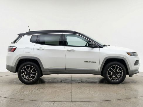 Used 2025 Jeep Compass Trailhawk image 9