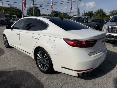 Used 2017 Kia Cadenza Premium w/ Luxury Package FWD image 5