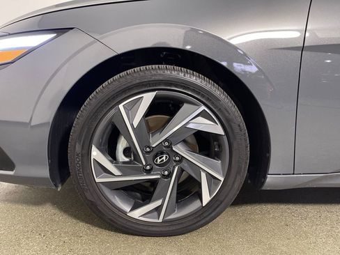 Certified 2025 Hyundai Elantra Limited FWD image 11