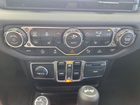 Used 2025 Jeep Wrangler Unlimited Sahara AWD/4WD image 17