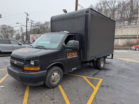 Used 2017 Chevrolet Express 3500 image 3