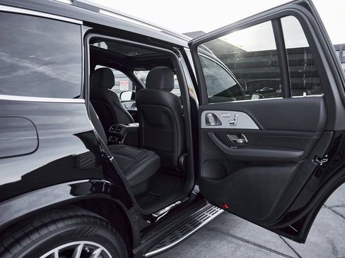 Used 2025 Mercedes-Benz GLS 63 AMG 4MATIC image 27