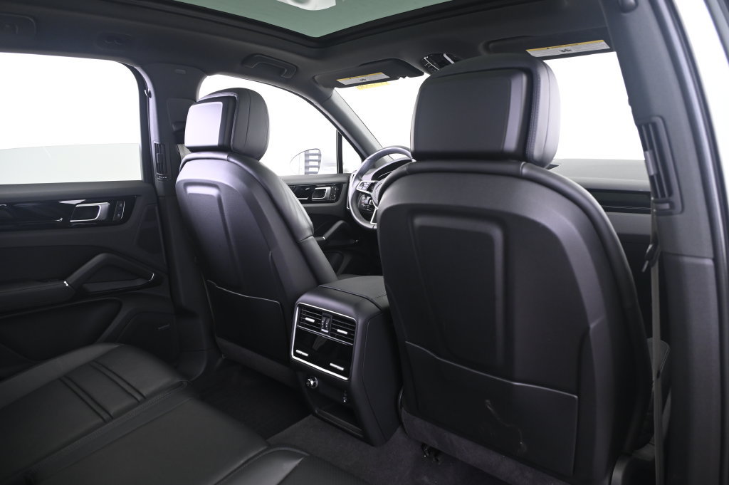 Used 2023 Porsche Cayenne Platinum Edition AWD/4WD image 17