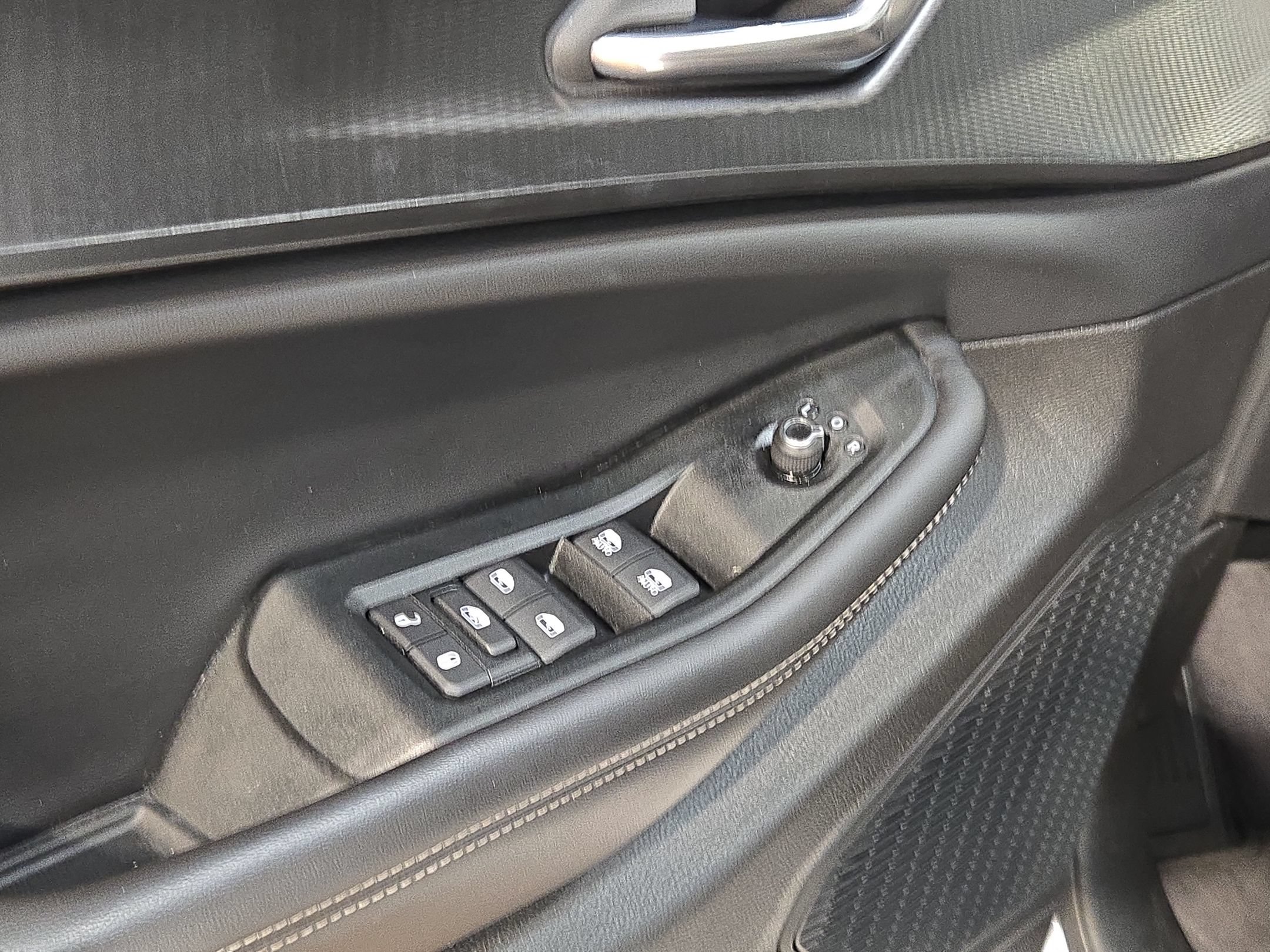 Used 2025 Jeep Grand Cherokee Altitude AWD/4WD image 21
