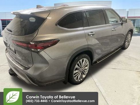 New 2026 Toyota Highlander Platinum image 5