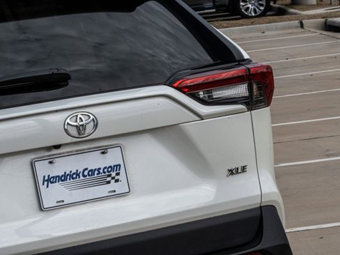 Used 2022 Toyota RAV4 XLE Premium image 8