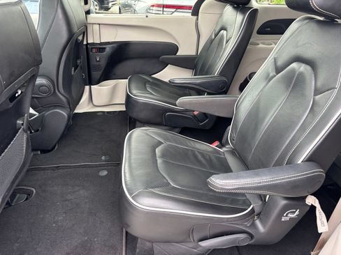 Used 2023 Chrysler Pacifica Limited FWD image 17