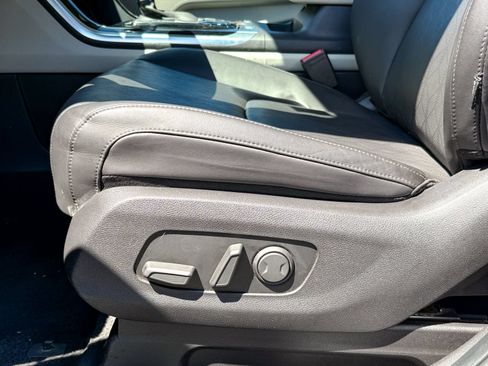 Used 2024 Kia Carnival EX FWD image 18