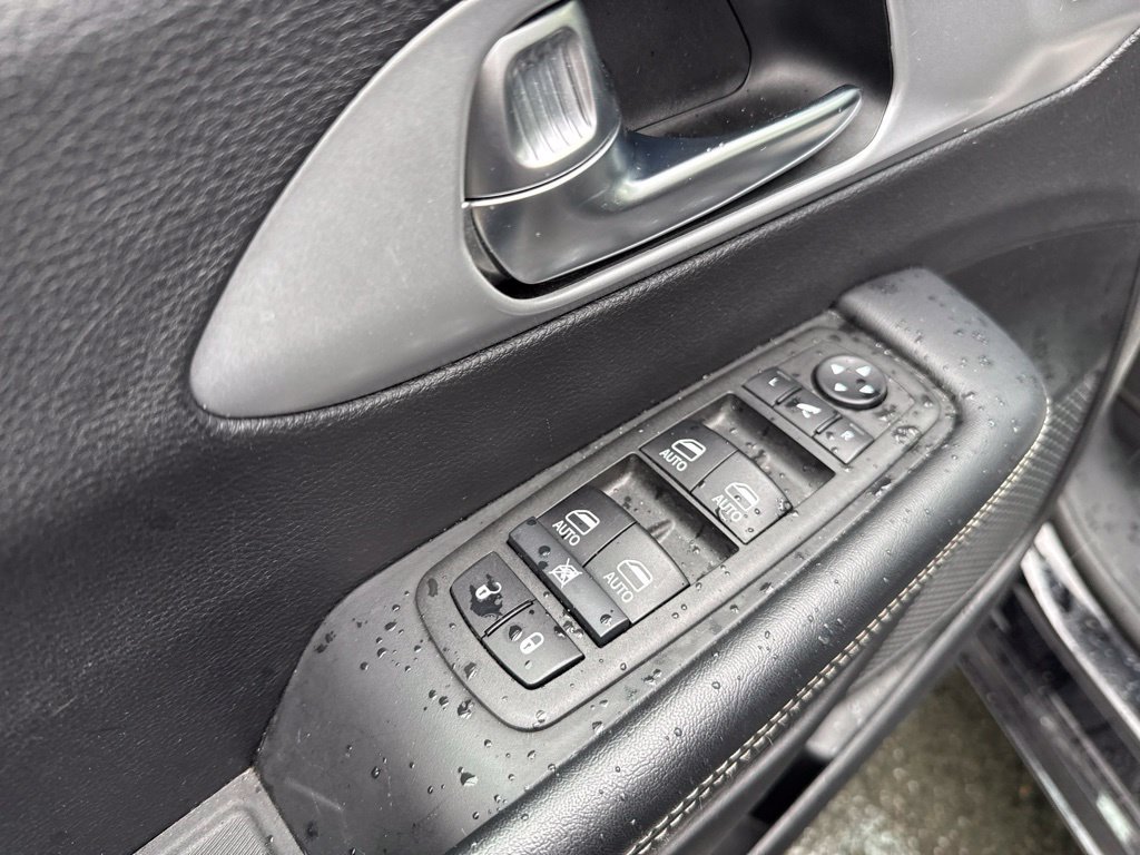 Used 2025 Chrysler Pacifica Limited FWD image 26