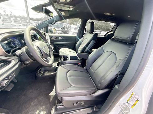 New 2026 Chrysler Pacifica Select image 22