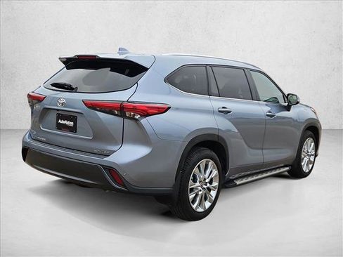 Used 2023 Toyota Highlander Limited FWD image 5