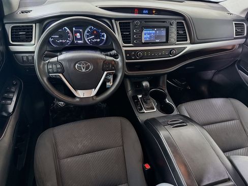 Used 2017 Toyota Highlander LE w/ Carpet Mat Package FWD image 17