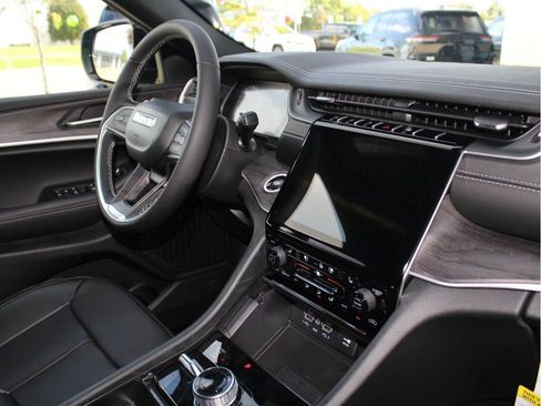 New 2025 Jeep Grand Cherokee Limited w/ Luxury Tech Group II image 31