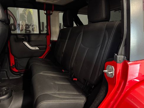 Used 2016 Jeep Wrangler Unlimited Sahara w/ Connectivity Group image 21