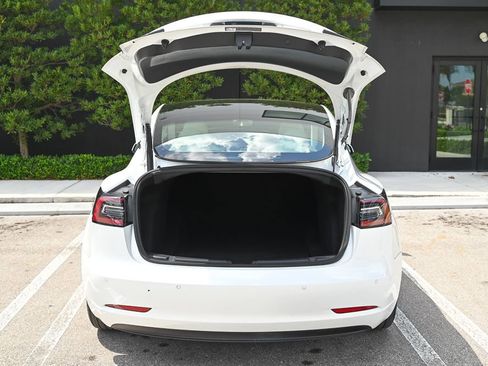 Used 2022 Tesla Model 3 Standard Range image 9